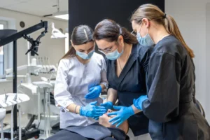 Periodontolog w Radomiu – jak rozpoznac objawy chorob przyzebia